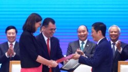 Quan chức Việt Nam và EU tại lễ ký Hiệp định Thương mại Tự do EU - Việt Nam và Hiệp định Bảo hộ Đầu tư.