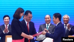 Quan chức Việt Nam và EU tại lễ ký Hiệp định Thương mại Tự do EU - Việt Nam và Hiệp định Bảo hộ Đầu tư.