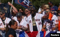 El cubano Yordan Álvarez (en el centro) celebra junto a sus compañeros en un desfile para celebrar el campeonato en la Serie Mundial 2022, el 7 de noviembre de 2022.