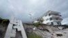 La terraza de un condominio se derrumbó sobre la playa después de que la arena de abajo fuera arrastrada tras el paso del huracán Nicole en Vero Beach, Florida.