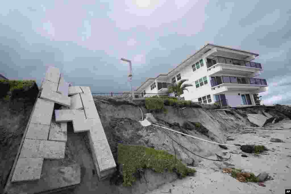 La terraza de un condominio se derrumbó sobre la playa después de que la arena de abajo fuera arrastrada tras el paso del huracán Nicole en Vero Beach, Florida.