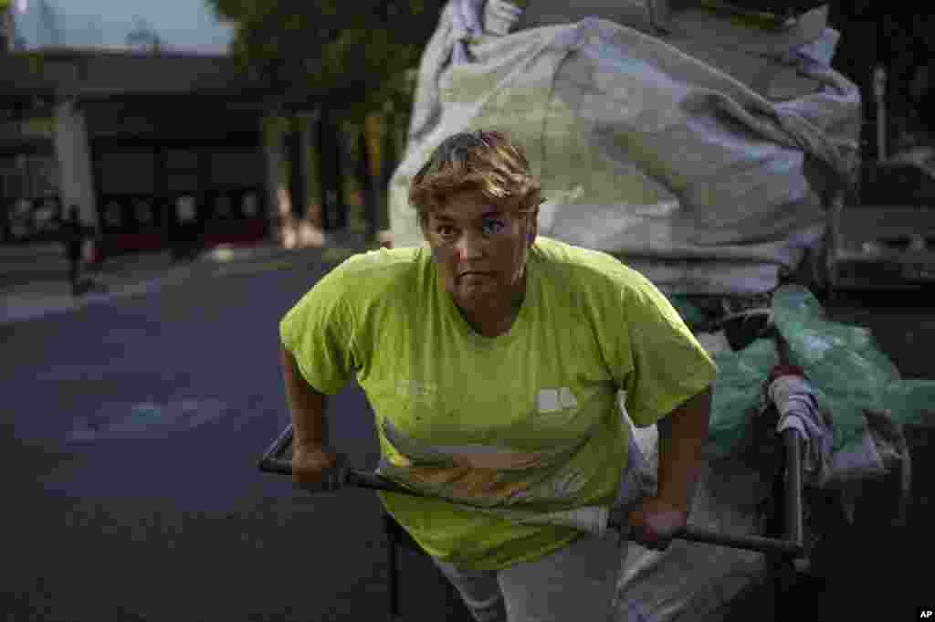 Ноеми дел Вале влече количка со предмети за рециклирање во Буенос Аирес, Аргентина.