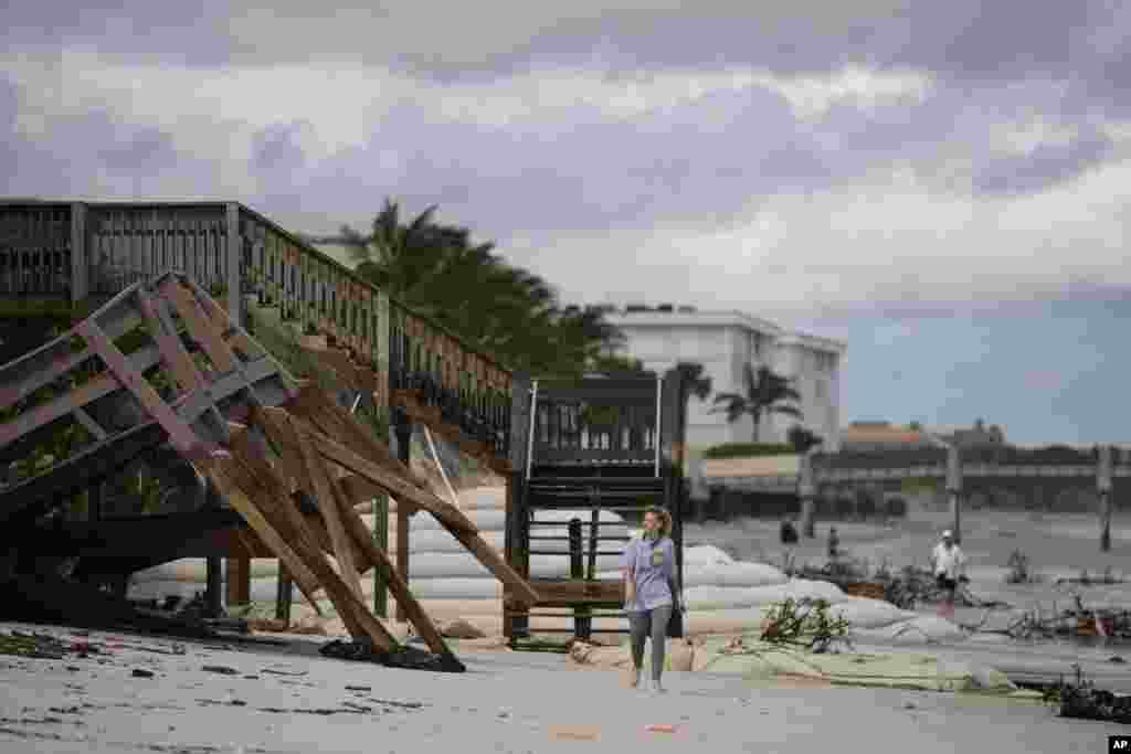 La gente examina los daños en la costa tras el paso del huracán Nicole en Vero Beach, Florida.