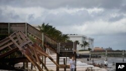 Sejumlah warga memeriksa kerusakan yang ditimbulkan oleh badai Nicole di pantai Vero, Florida, pada 10 November 2022. (Foto: AP/Rebecca Blackwell)