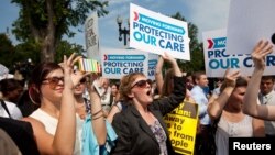 지난달 28일 미국 수도 워싱턴 DC의 대법원 앞에서 건강보험법 개혁안을 지지하는 시민들.