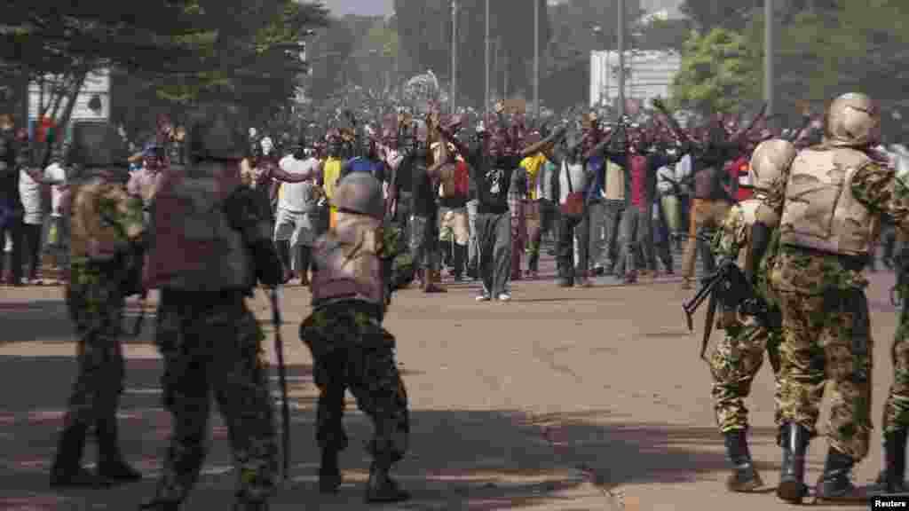 Wanajeshi wajaribu kuwazuwia waandamanaji wanaoipinga serikali kuingia katika jengo la bunge mjini Ouagadougou, mji mkuu wa Burkina Faso, Oct. 30, 2014. 