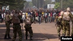 Sojoji su na kokarin hana 'yan zanga-zanga isa ginin majalisar dokoki a Ouagadougou, babban birnin Burkina Faso, Oct. 30, 2014. 