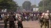 抗议者冲击议会，布基纳法索首都混乱