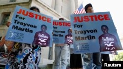 Người biểu tình đòi công lý cho Trayvon Martin bên ngoài Bộ Tư pháp ở Washington, 15/7/2013