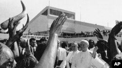 Papa João Paulo II é recebido no Huambo em Junho de 1992