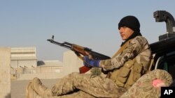 KEYD: Askari ka tirsan ciidamada Afghanistan oo ku sugan magaalada Kunduz ee woqooyiga Kabul.