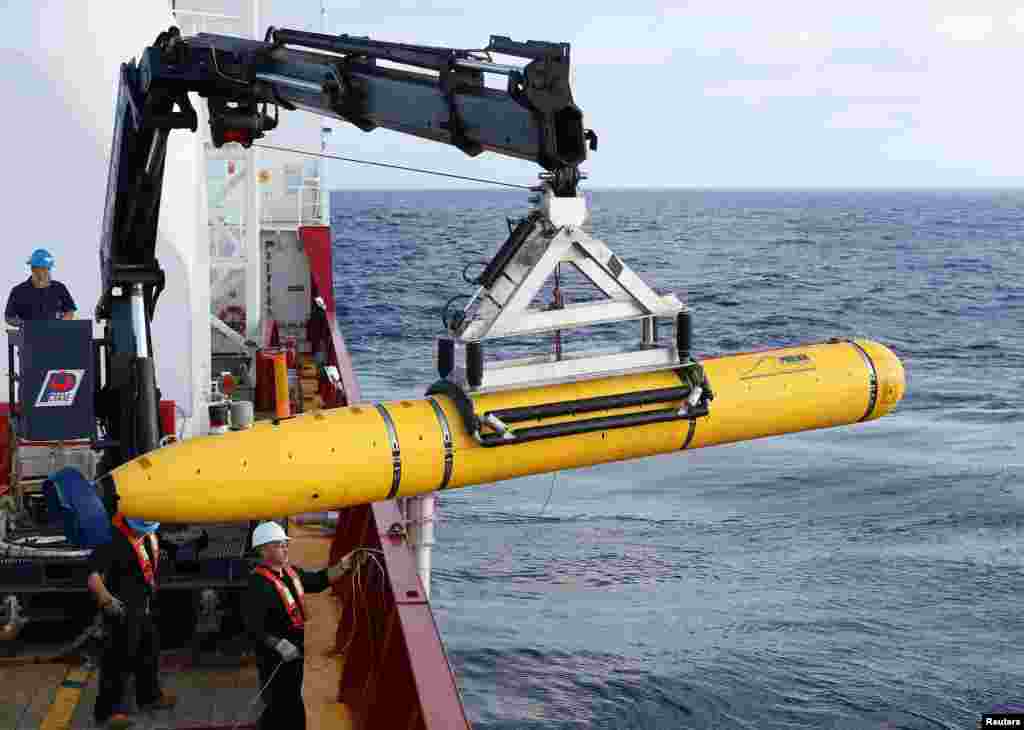 Crew aboard the Australian Defence Vessel Ocean Shield move the U.S. Navy's Bluefin-21 autonomous underwater vehicle into position in the southern Indian Ocean to look for Flight MH370, April 14, 2014. (US NAVY)