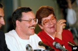 FILE - Former U.S. hostage Terry Anderson and his sister Peggy Say enjoy a light moment during Anderson's news conference in Wiesbaden, Germany, Dec. 6, 1991.