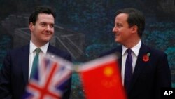 PM Inggris David Cameron (kanan) dan Menkeu George Osborne saat berkunjung ke Beijing (foto: dok). 