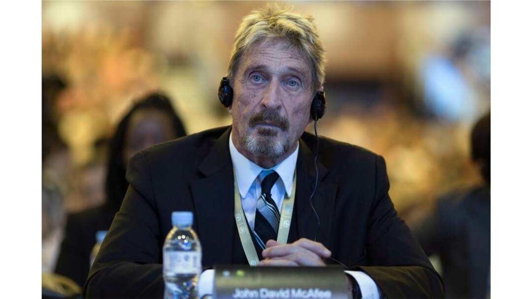 Pengusaha perangkat lunak antivirus John McAfee mendengarkan selama konferensi keamanan internet di Beijing, China, 16 Agustus 2016. (Foto: AP)