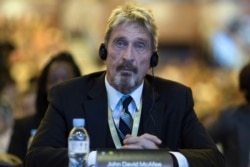 Pengusaha perangkat lunak antivirus John McAfee mendengarkan selama konferensi keamanan internet di Beijing, China, 16 Agustus 2016. (Foto: AP)