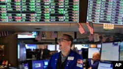 Suasana perdagangan di lantai Bursa Efek New York (NYSE), New York, Kamis, 10 November 2022. (AP/Seth Wenig)