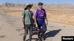 Warga Spanyol Santiago Sanchez berjalan di wilayah Kurdistan dekat Zakho, Irak, pada 28 Agustus 2022. Sanchez sedang dalam perjalananan menuju Doha, Qatar untuk menyaksikan Piala Dunia FIFA 2022. (Foto: Reuters/Charlotte Bruneau)