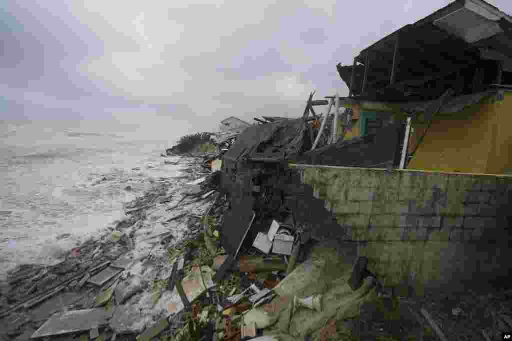 Partes de casas derrumbadas en la playa debido a la marejada ciclónica del huracán Nicole.