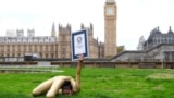 Liberty Barros holds her Guinness World Records' certificate for achieving the fastest 20-meter back bend knee-lock walk in 22.53 seconds, in London, Britain, November 10, 2022. (REUTERS Photo/Maja Smiejkowska)