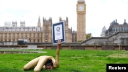 Liberty Barros holds her Guinness World Records' certificate for achieving the fastest 20-meter back bend knee-lock walk in 22.53 seconds, in London, Britain, November 10, 2022. (REUTERS Photo/Maja Smiejkowska)