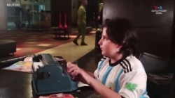 Վենեսուելացի տղան աշխարհի առաջնության կպչուն պիտակները հասանելի է դարձնում կույր երկրպագուների համար-.mp4