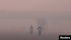 Arhiva - Motociklisti se probijaju kroz smog u Nju Delhiju, Indija, 13. oktobra 2017. 