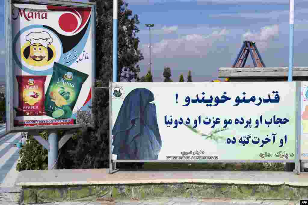 Parkda "Aziz opa-singillar! Hijob va ro&lsquo;mol sizning sha'ningizdir, bu dunyoda ham, u dunyoda ham sizga foyda&rdquo; deb yozilgan plakat. Kobul, Afg'oniston.&nbsp;