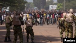 Sojoji su na kokarin hana 'yan zanga-zanga isa ginin majalisar dokoki a Ouagadougou, babban birnin Burkina Faso, Oct. 30, 2014. 