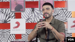 El cantante Luis Figueroa durante una entrevista con la Voz de América. Foto: Antoni Belchi.