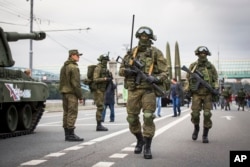 Tentara Rusia berjalan di dekat gedung Kementerian Pertahanan Rusia di Moskow, Rusia, Sabtu, 17 September 2016. (Foto: AP)