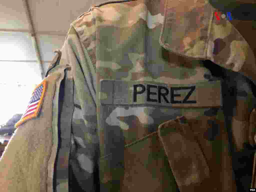 Así como Daniel Pérez, hay más efectivos militares cuya primera misión ha sido esta, en la frontera entre México y EE.UU. Pérez,&nbsp;quien es hijo de migrantes mexicanos, entiende la desesperación de los integrantes de la caravana, pero aún así insiste en el respeto a las reglas.