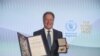 David Beasley, director ejecutivo del PMA, posa con el diploma y la medalla del Premio Nobel de la Paz 2020, en la sede de la organización en Roma. [Foto: cortesía del PMA].