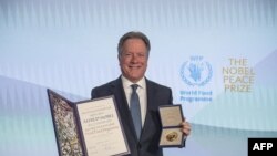 David Beasley, director ejecutivo del PMA, posa con el diploma y la medalla del Premio Nobel de la Paz 2020, en la sede de la organización en Roma. [Foto: cortesía del PMA].