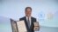 David Beasley, director ejecutivo del PMA, posa con el diploma y la medalla del Premio Nobel de la Paz 2020, en la sede de la organización en Roma. [Foto: cortesía del PMA].
