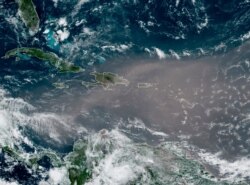 Foto de satélite de la Administración Nacional Oceánica y Atmosférica de Estados Unidos (NOAA) muestra la nube de polvo del Sahara a su llegada al Caribe el 22 de junio de 2020.