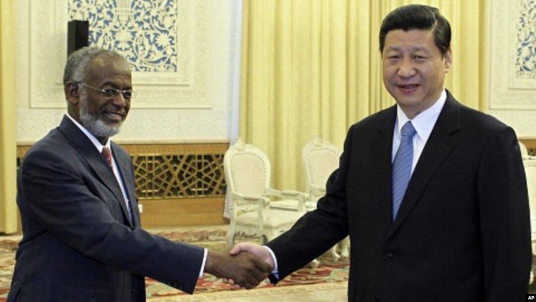 中国国家副主席习近平在北京和苏丹外长卡尔提握手(2012年2月28日)