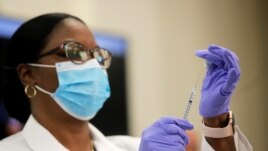 Dr Michelle Chester from Northwell Health prepares to administer a Pfizer coronavirus disease (COVID-19) vaccine at Long Island Jewish Medical Center in New Hyde Park, New York, U.S., December 14, 2020. (REUTERS/Brendan Mcdermid)