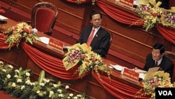 Orang kedua Partai Komunis Vietnam, Truong Tan San (kanan) terpilih sebagai presiden, sementara Perdana Menteri Nguyen Tan Dung terpilih untuk masa jabatan lima tahun kedua.