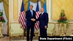 2일 카자흐스탄 아스타나 대통령 궁에서 존 케리 미 국무장관(왼쪽)이 누르술탄 나자르바예프 대통령을 만나 악수하고 있다.