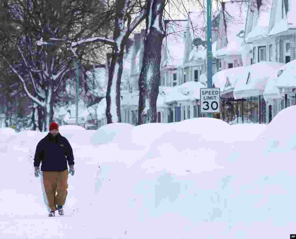 Chris Weiglein se promène dans quartier de Buffalo sud couvert jusqu&rsquo;à 2,5 mètres de neige, jeudi 20 novembre 2014, à Buffalo, NY.