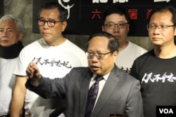 2019年4月26日支联会主席何俊仁（前排中）在六四纪念馆重新开馆记者会上 （美国之音记者申华拍摄）