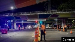 Los confinamientos y el control de la población en las calles han regresado a Argentina tras un peligroso repunte de la pandemia de coronavirus en abril de 2021. Foto cortesía Ministerio de Seguridad de Argentina.