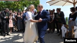 Austria's Foreign Minister Karin Kneissl dances with Russia's President Vladimir Putin at her wedding in Gamlitz, Austria, August 18, 2018.