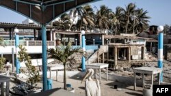 Un restaurant fermé en raison du coronavirus COVID-19, à Dakar le 25 mars 2020. (Photo by JOHN WESSELS / AFP)