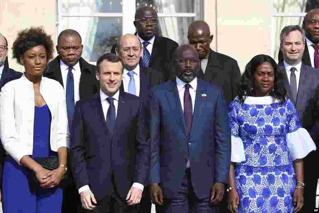 Le président français, Emmanuel Macron, avec son homologue George Weah, président du Liberia, et son épouse Clar Weah posent pour une photo avec des invités avant un déjeuner à l&#39;Elysée, à Paris, le&nbsp; 21 février 2018