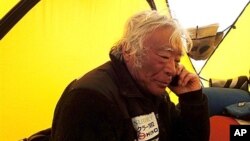 지난 21일 에베레스트 등정에 앞서 베이스 켐프에서 휴식을 취하는 일본인 유이치로 미우라 씨. 올해 80살인 미우라 씨는 23일 에베레스트 최고령 등정에 성공했다.