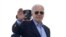 El presidente de Estados Unidos, Joe Biden, saluda mientras aborda el Air Force One a su partida hacia la cumbre del G7 en Italia, desde la Base Conjunta Andrews en Maryland, Estados Unidos, el 12 de junio de 2024.
