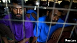 ဘင်္ဂလားဒေ့ရှ်နိုင်ငံက လှေစီးထွက်ပြေးလာသူတွေကို မြန်မာရေတပ်က ကယ်တင်ပြီး ရခိုင်ပြည်နယ်၊ အလယ်သံကျော်ကျေးရွာက မွတ်ဆလင်ဗလီကျေင်းမှာ ယာယီနေထိုင်ခွင့်ပေးထားစဉ်။ (မေ ၂၃၊ ၂၀၁၅)