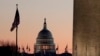 Gedung Capitol (tengah) tampak saat matahari terbit, di Capitol Hill, Washington, 18 Desember 2019. 